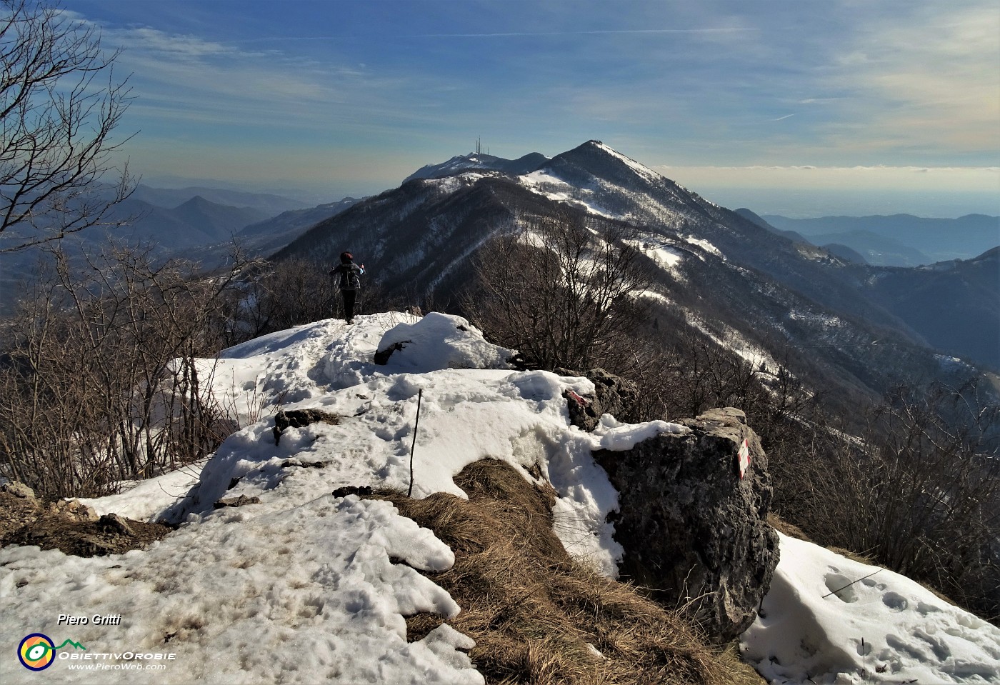 62 Ed ora dall'Ocone (1351 m) vado a trovare il dirimpettaio Monte Tesoro (1432 m).JPG